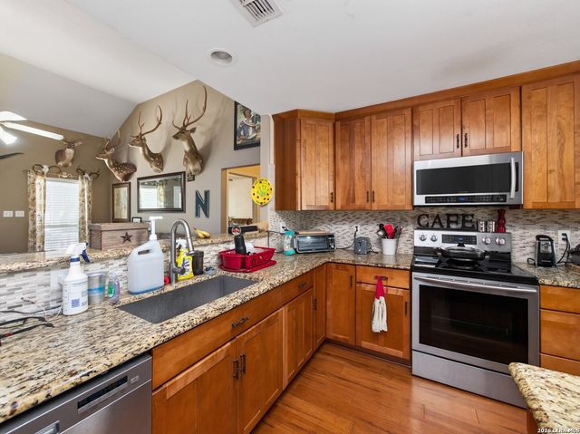 646 Appaloosa Dr, Fischer, TX 78623