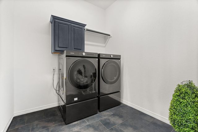 372 Hollister DR, Liberty Hill, TX 78642