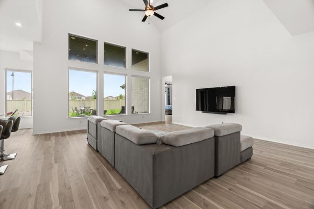 372 Hollister DR, Liberty Hill, TX 78642