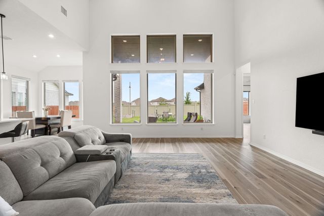 372 Hollister DR, Liberty Hill, TX 78642