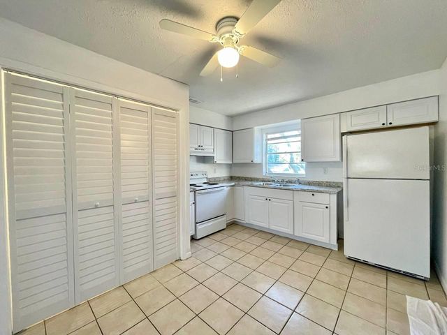 3826 LAKESHORE DRIVE B, Tampa, FL 33604