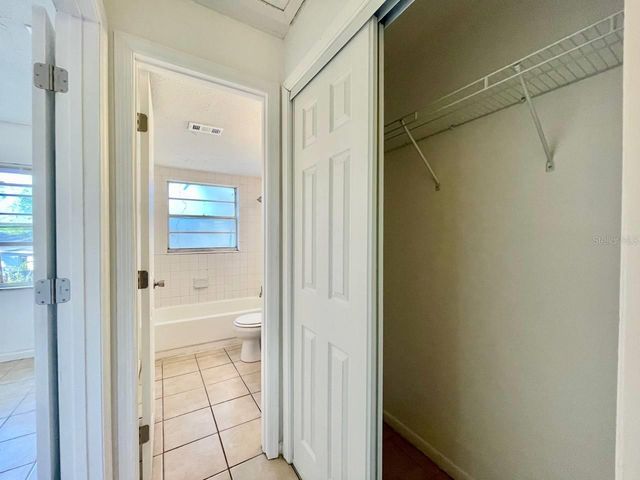 3826 LAKESHORE DRIVE B, Tampa, FL 33604