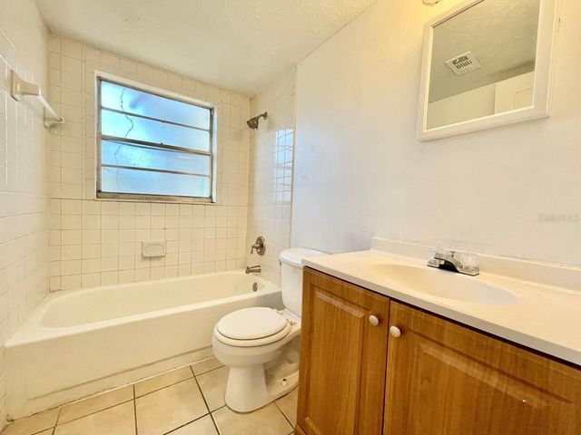 3826 LAKESHORE DRIVE B, Tampa, FL 33604