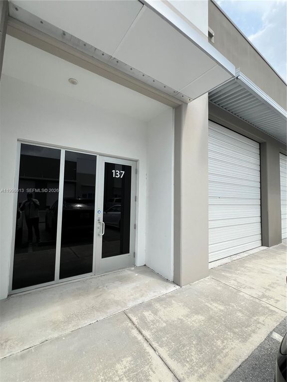 10890 NW 17th St 137, Sweetwater, FL 33172