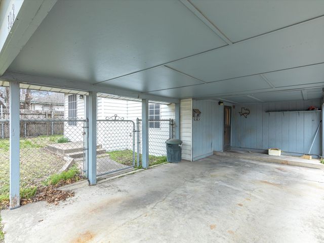 402 S Clay Street, Ennis, TX 75119