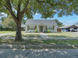 811 N Gaines Street, Ennis, TX 75119