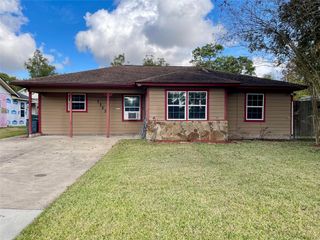 1113 Chevy Chase Drive, Angleton, TX 77515