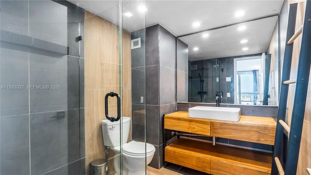 121 Golden Isles Dr 803, Hallandale Beach, FL 33009