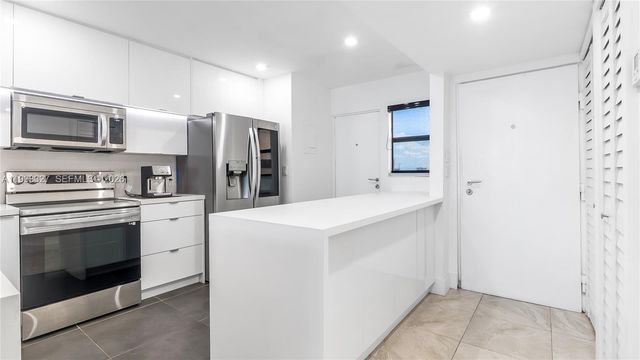 121 Golden Isles Dr 803, Hallandale Beach, FL 33009