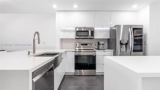 121 Golden Isles Dr 803, Hallandale Beach, FL 33009