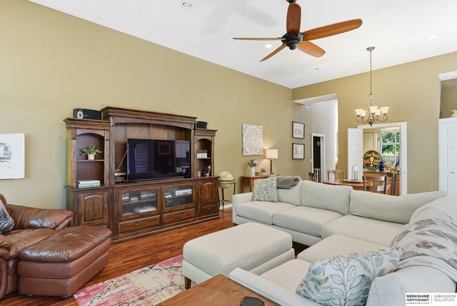 212 N 127th Plaza, Omaha, NE 68154