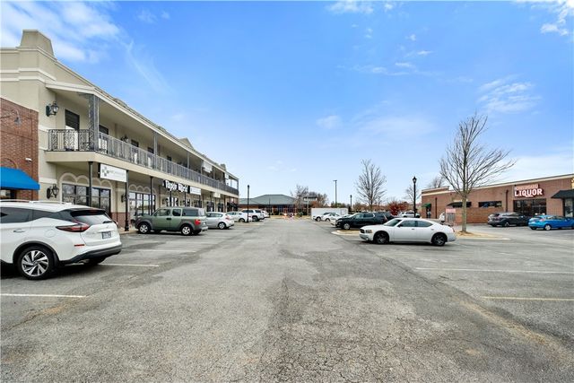 201 SW 14th Street 106, Bentonville, AR 72712
