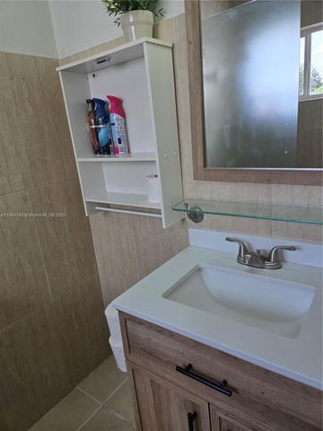 5712 Hollywood Blvd 2, Hollywood, FL 33021