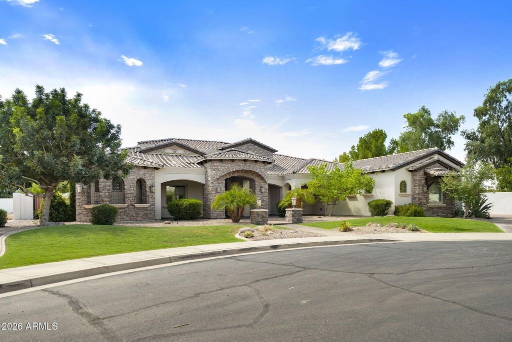5600 S GEMSTONE Drive, Chandler, AZ 85249 — exterior