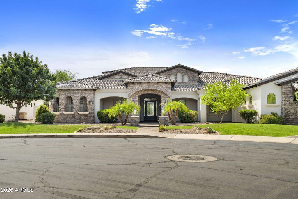 5600 S GEMSTONE Drive, Chandler, AZ 85249 — photo 2