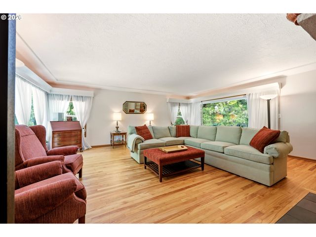 2210 Sw BROADWAY Dr, Portland, OR 97201