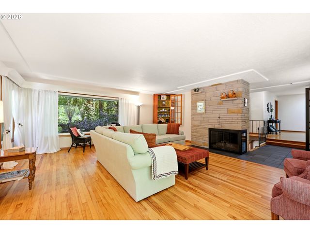 2210 Sw BROADWAY Dr, Portland, OR 97201
