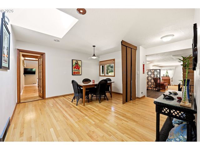 2210 Sw BROADWAY Dr, Portland, OR 97201