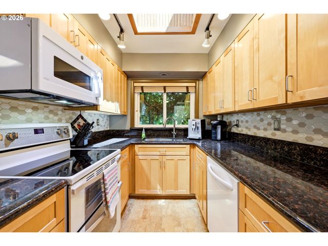 2210 Sw BROADWAY Dr, Portland, OR 97201