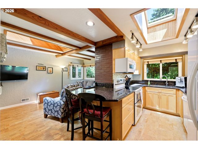2210 Sw BROADWAY Dr, Portland, OR 97201