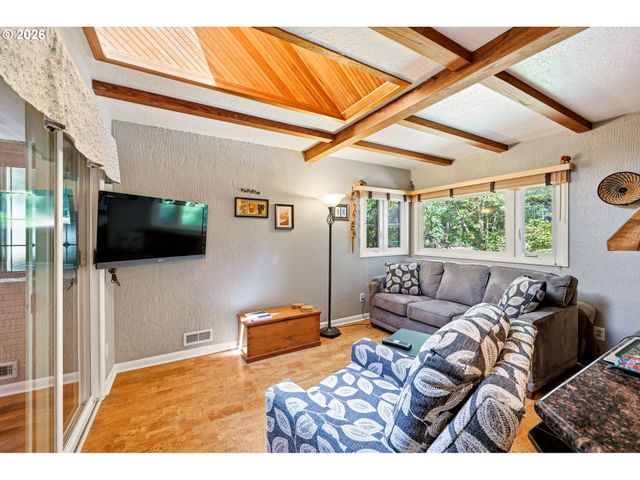 2210 Sw BROADWAY Dr, Portland, OR 97201