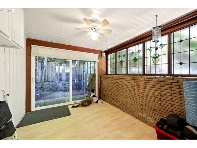 2210 Sw BROADWAY Dr, Portland, OR 97201