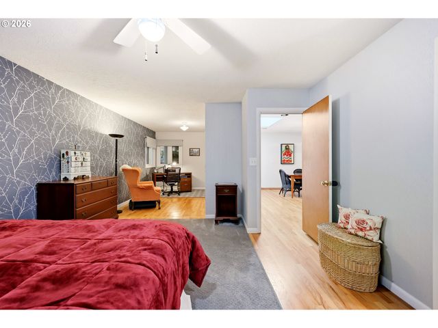2210 Sw BROADWAY Dr, Portland, OR 97201