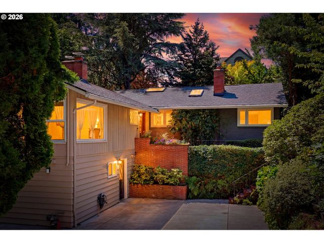 2210 Sw BROADWAY Dr, Portland, OR 97201