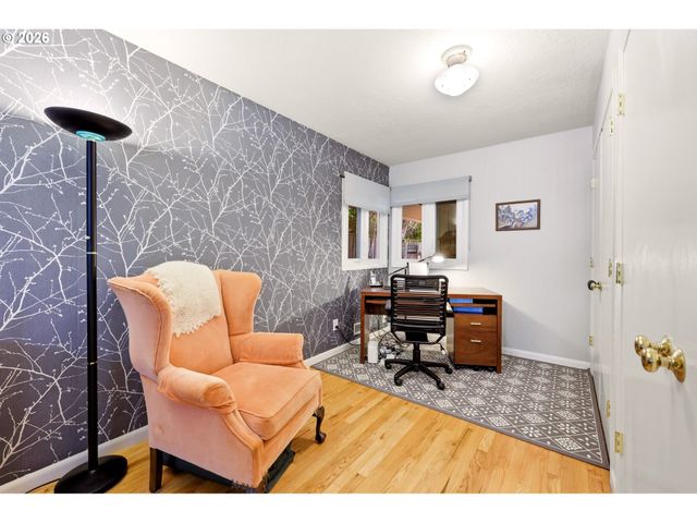 2210 Sw BROADWAY Dr, Portland, OR 97201