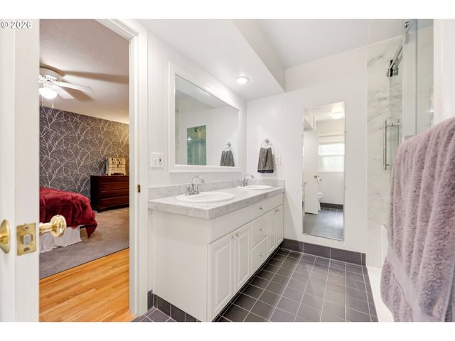 2210 Sw BROADWAY Dr, Portland, OR 97201