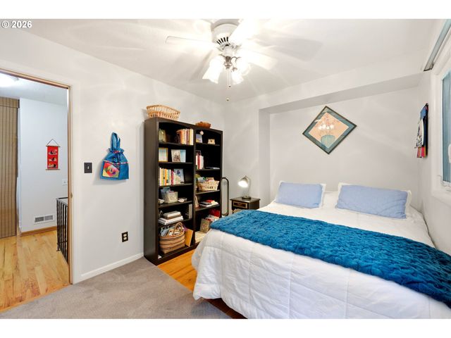 2210 Sw BROADWAY Dr, Portland, OR 97201
