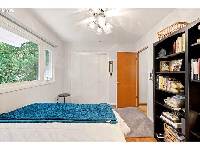 2210 Sw BROADWAY Dr, Portland, OR 97201