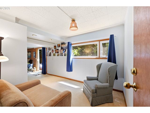 2210 Sw BROADWAY Dr, Portland, OR 97201