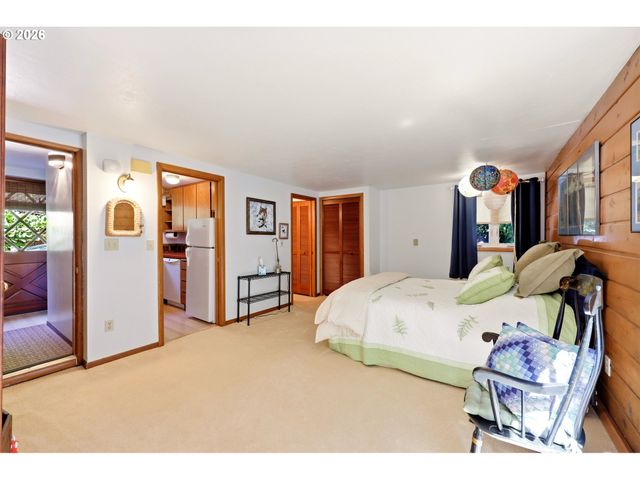 2210 Sw BROADWAY Dr, Portland, OR 97201
