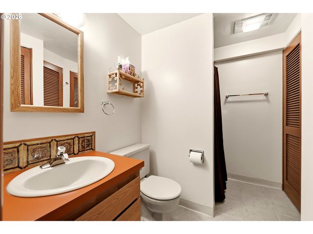 2210 Sw BROADWAY Dr, Portland, OR 97201