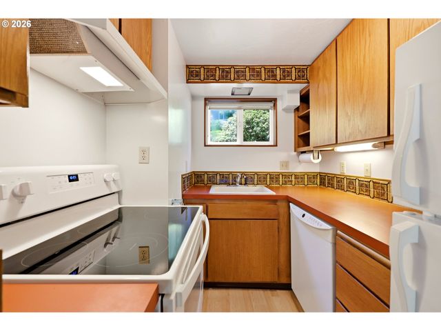 2210 Sw BROADWAY Dr, Portland, OR 97201