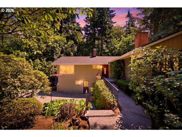 2210 Sw BROADWAY Dr, Portland, OR 97201