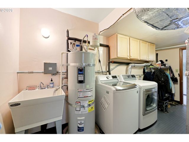 2210 Sw BROADWAY Dr, Portland, OR 97201