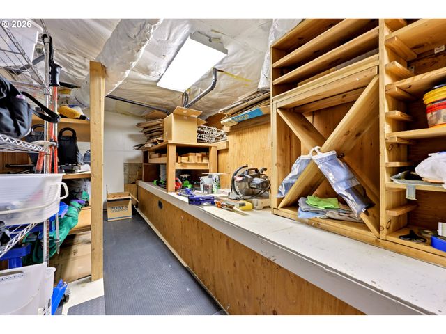2210 Sw BROADWAY Dr, Portland, OR 97201