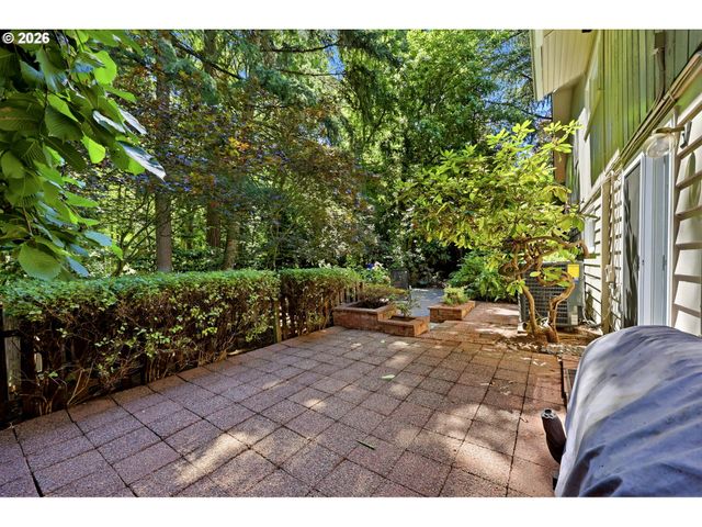 2210 Sw BROADWAY Dr, Portland, OR 97201