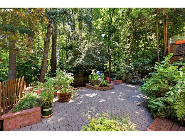 2210 Sw BROADWAY Dr, Portland, OR 97201