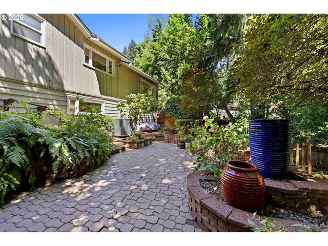 2210 Sw BROADWAY Dr, Portland, OR 97201