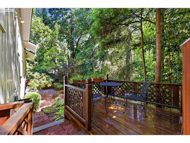 2210 Sw BROADWAY Dr, Portland, OR 97201