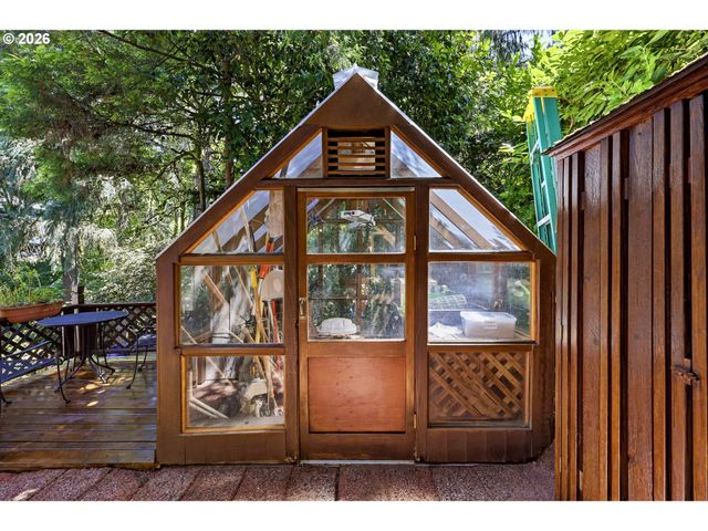 2210 Sw BROADWAY Dr, Portland, OR 97201