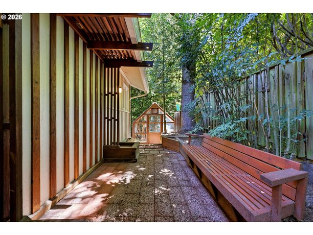 2210 Sw BROADWAY Dr, Portland, OR 97201