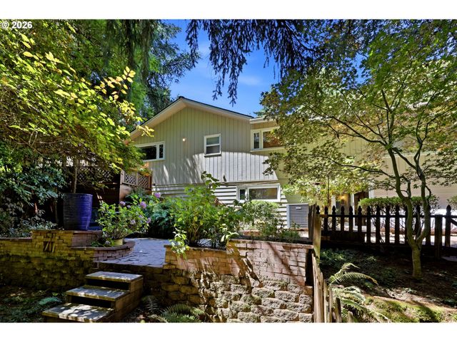 2210 Sw BROADWAY Dr, Portland, OR 97201