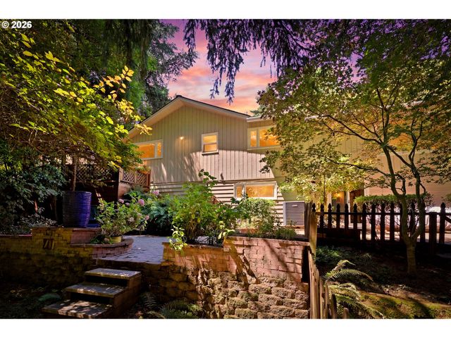 2210 Sw BROADWAY Dr, Portland, OR 97201