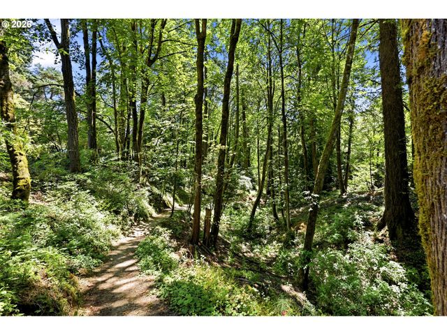 2210 Sw BROADWAY Dr, Portland, OR 97201