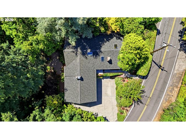 2210 Sw BROADWAY Dr, Portland, OR 97201