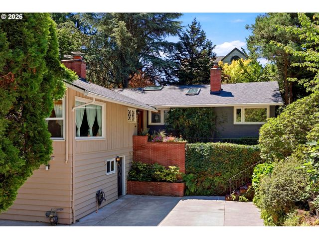 2210 Sw BROADWAY Dr, Portland, OR 97201